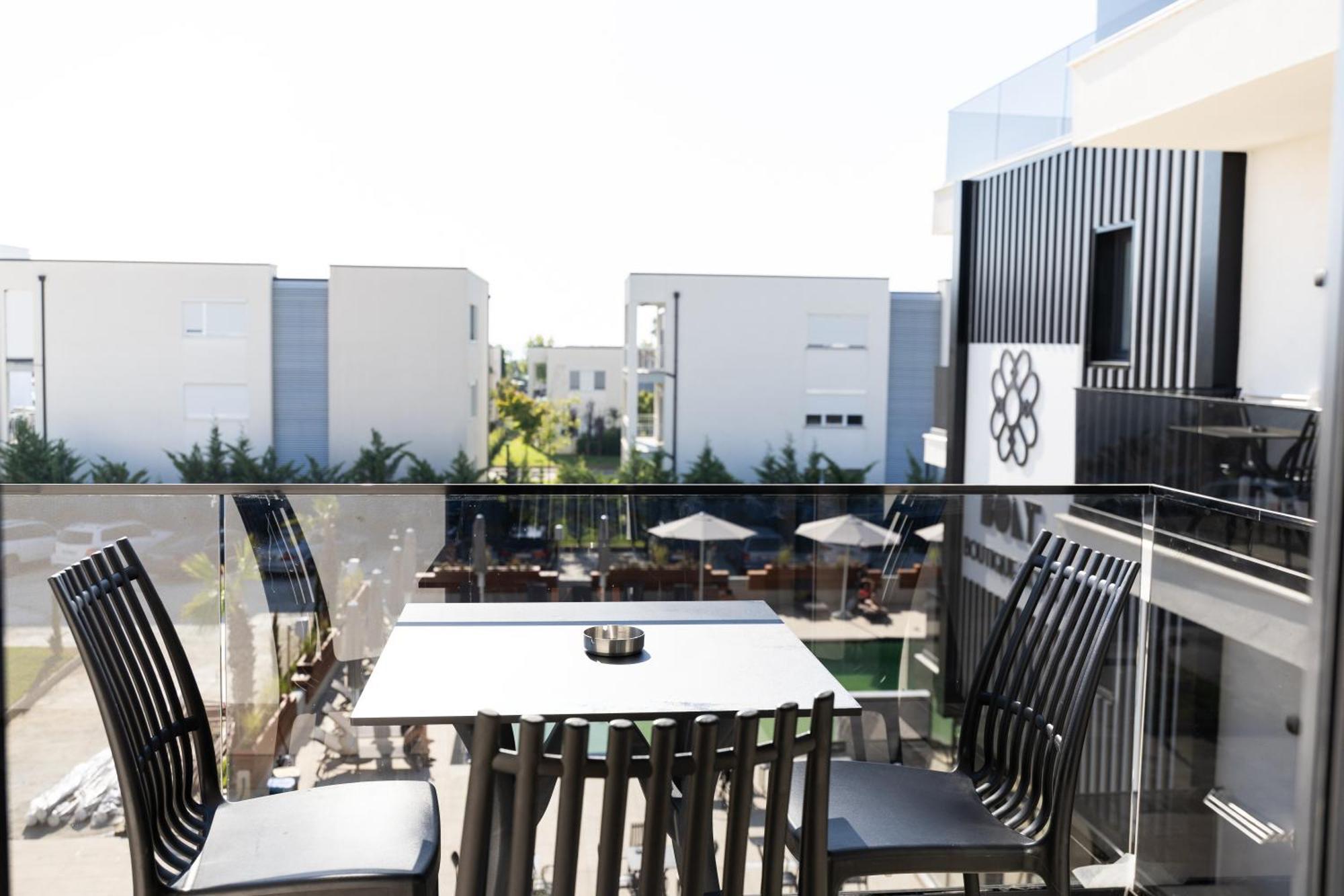 Bolt Boutique Hotel Лежа Экстерьер фото